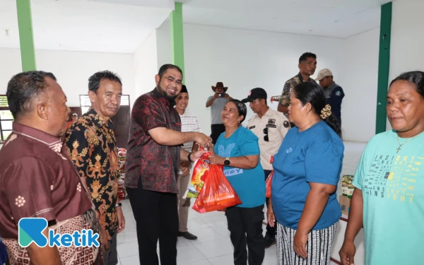 Thumbnail Berita - Pemkab Halsel Gelar Pasar Murah Nataru di Obi, Bupati Bagikan 700 Paket Sembako Gratis
