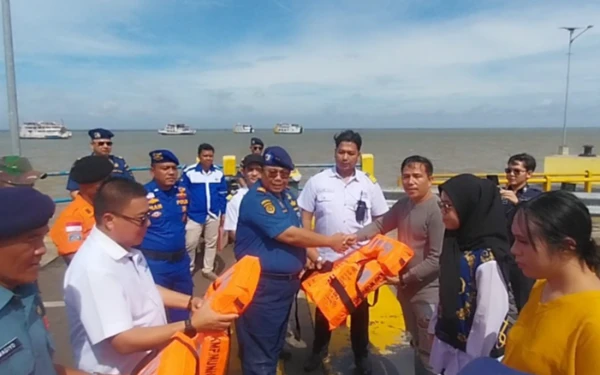 Thumbnail Berita - KSOP Palembang Ingatkan Pengguna Jasa Laut, Pakaikan Life Jacket Penumpang Kapal LiburNataru