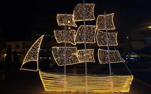 Thumbnail Berita - Karavaki, Menyalakan Cahaya Kepulangan dalam Tradisi Kapal Natal Yunani