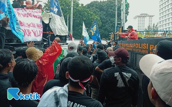 Thumbnail Berita - Ribuan Nelayan Cilacap Serbu Kantor KKP, Tolak Kapal Asing dan Desak Keberpihakan Presiden Prabowo