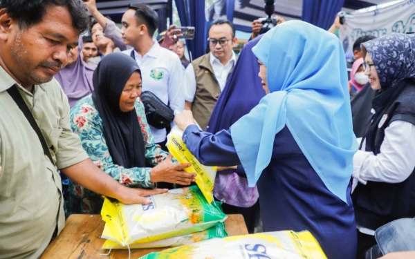 Thumbnail Berita - Pasar Murah Jadi Kebijakan Populis Khofifah yang Dinantikan Masyarakat