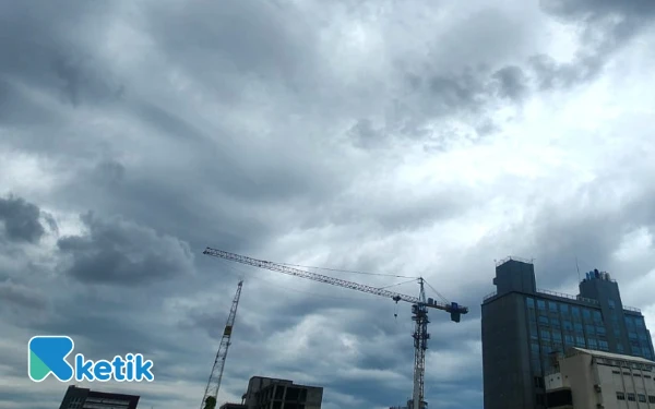 Thumbnail Berita - Prakiraan Cuaca Hari Ini 20 Desember 2025: Surabaya Hujan Ringan, Kediri Berawan