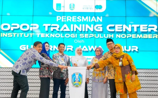 Thumbnail Berita - Gubernur Khofifah Resmikan OPOP Training Center ITS Surabaya, Perkuat Sinergi Teknologi AI dan Inovasi