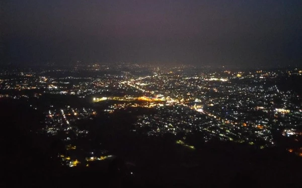 Thumbnail Berita - Menikmati Pertunjukan Kembang Api Malam Tahun Baru dari Rooftop di Malang, Ini Pilihannya!