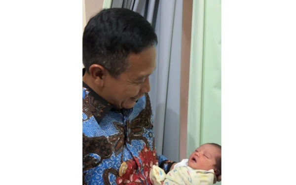 Thumbnail Berita - Terinspirasi Mendiang Istri, Wali Kota Malang Wahyu Hidayat Beri Nama "Hani Hidayat" untuk Bayi Lahir di Tanggal yang Sama