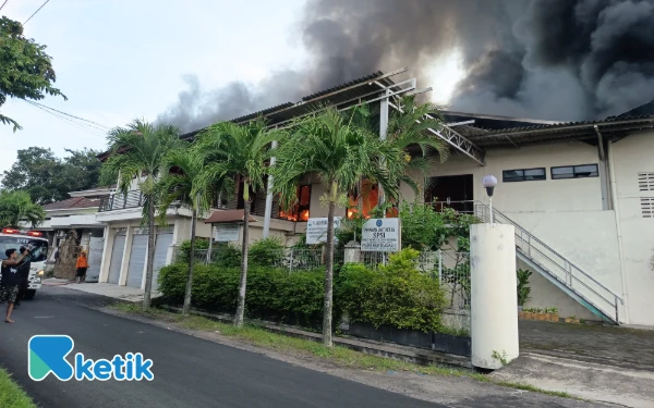 Thumbnail Berita - Pabrik Sepatu Karya Mekar Jombang Kebakaran, Tidak Ada Korban Jiwa