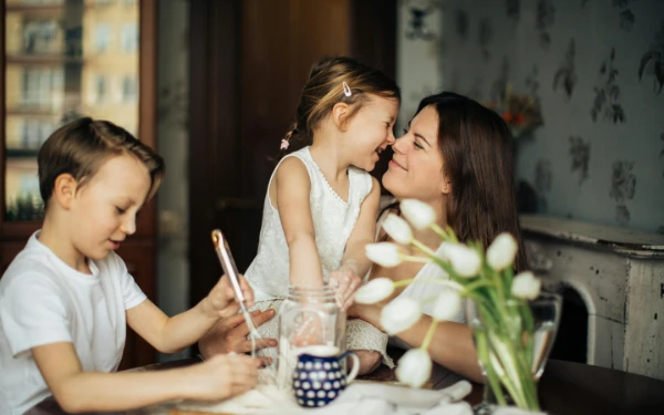 Thumbnail Berita - Bukan Sekadar Nada, Inilah 10 Lagu yang Memotret Ketangguhan Seorang Ibu