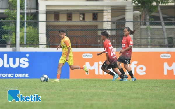 Thumbnail Berita - Turnamen Sepak Bola Putri U-15, Bulog Jatim Menang 2-1 Lawan Srikandi Mojopahit