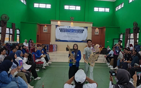 Thumbnail Berita - UNP Kediri–UTP Malaysia Angkat Citra Batik dan Wayang Kulit Kelurahan Dermo