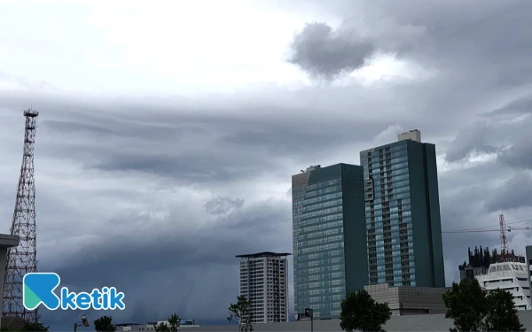 Thumbnail Berita - Kota Surabaya dan Jombang Diprakirakan Hujan Ringan 21 Desember 2025, Cek Info Cuaca Jawa Timur