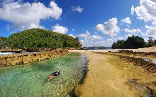 Thumbnail Berita - Jelang Akhir Tahun, 3 Pantai Eksotis di Kabupaten Malang Jadi Magnet Wisatawan
