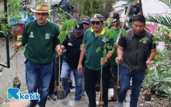 Thumbnail Berita - PKB Trenggalek Hijaukan Kawasan Hutan Kota Melalui Aksi Gerakan Penghijauan