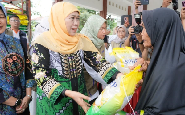 Thumbnail Berita - Gubernur Khofifah Gelar Pasar Murah di Desa Kapas Bojonegoro