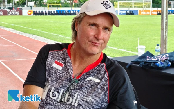 Thumbnail Berita - Gairah Sepak Bola Putri Melejit, Coach Timo Scheunemann Sampai Kewalahan