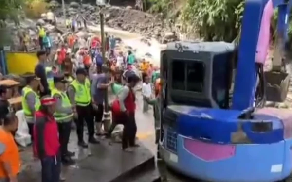 Thumbnail Berita - Banjir Bandang Guncang Pancuran Wisata Guci, Akses Pancuran 13 Ditutup Sementara