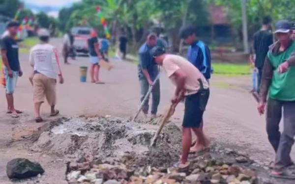 Thumbnail Berita - Lelah Menanti, Warga Padasuka Lebak Swadaya Perbaiki Jalan Rusak Pakai Material Seadanya