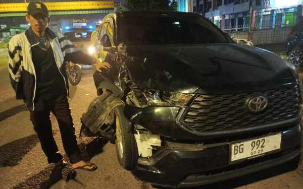 Thumbnail Berita - Ugal-ugalan! Dua Mobil di Sudirman Palembang Tabrak Seorang Pejalan Kaki hingga Tewas