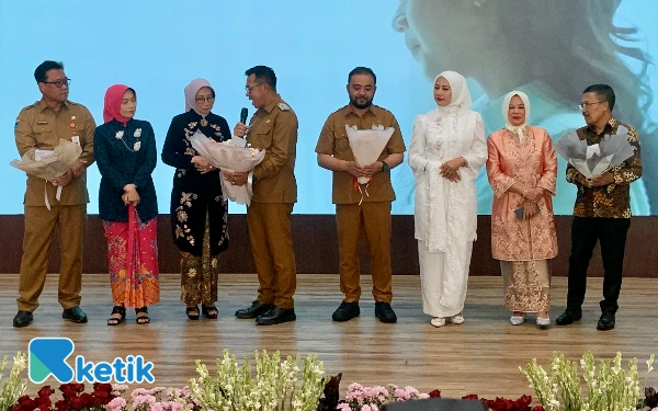 Thumbnail Berita - Wali Kota Batu Cak Nur Nyanyi Lagu Iwan Fals di Hari Ibu, Sebut Sering Disuapi Istri Sebelum Kerja