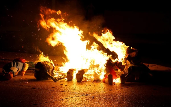 Thumbnail Berita - Bukan Kembang Api, Inilah Negara yang Bakar 'Politisi' saat Malam Tahun Baru!