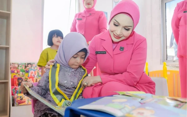 Thumbnail Berita - Di Balik Seragam Kapolda, Ada Keteguhan Ibu Bhayangkari Setia Mendampingi