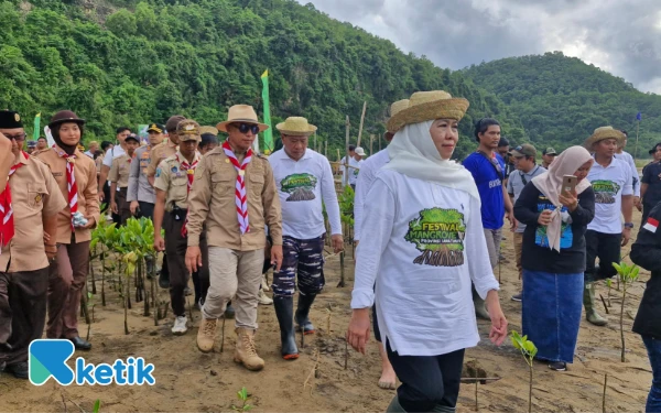 Thumbnail Berita - Di Mana Khofifah Tanam Mangrove, Di Situ Ada Kader Pramuka