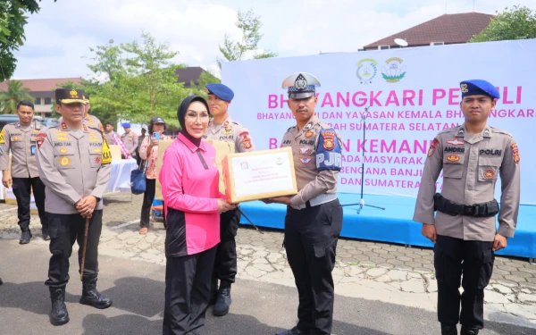 Thumbnail Berita - Lima Truk Bantuan Kemanusiaan Bhayangkari Polda Sumsel Diberangkatkan ke Aceh dan Sumut