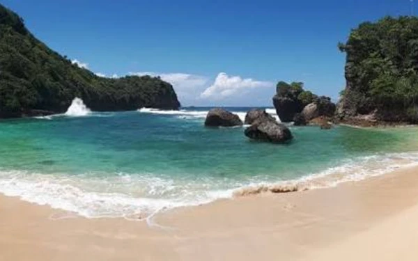 Thumbnail Berita - Liburan ke Pantai Makin Seru, Ini Tips Fashion Nyaman tapi Tetap Stylish