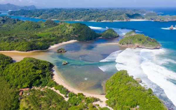 Thumbnail Berita - Mirip Raja Ampat! Pantai Teluk Asmara Jadi Surga Tersembunyi di Malang yang Wajib Dikunjungi