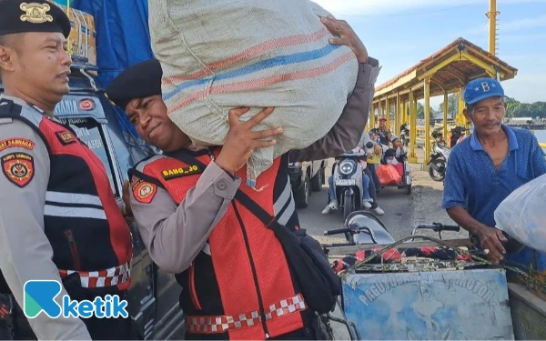 Thumbnail Berita - Aksi Humanis Polres Situbondo di Pelabuhan Jangkar, Bantu Penumpang hingga Pastikan Keamanan Nataru 2025