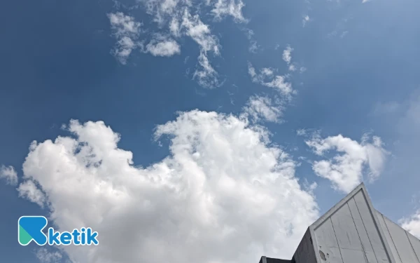 Thumbnail Berita - Cuaca Kota Surabaya 23 Desember 2025 Diprakirakan Hujan Ringan, Blitar Berawan