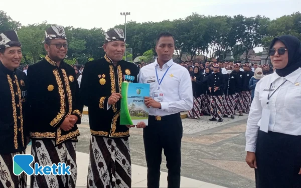 Thumbnail Berita - [FOTO]  Bupati Sampang Serahkan Petikan Keputusan Pengangkatan PPPK Paruh Waktu 2025