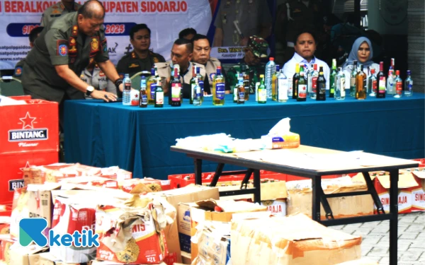 Thumbnail Berita - Jelang Tahun Baru 2026, Satpol PP Sidoarjo Musnahkan Ribuan Botol Miras