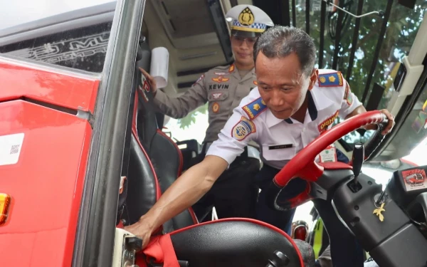 Thumbnail Berita - Jamin Keselamatan Wisatawan, Polres Batu Lakukan Ramp Check Bus Pariwisata