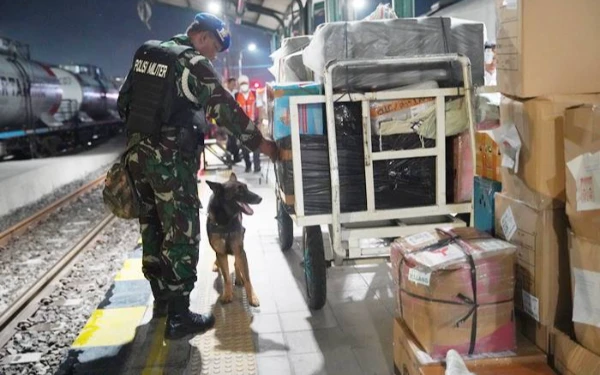 Thumbnail Berita - KAI Daop 7 Madiun Perketat Pengamanan Nataru, Anjing Pelacak Dikerahkan Buru Narkoba