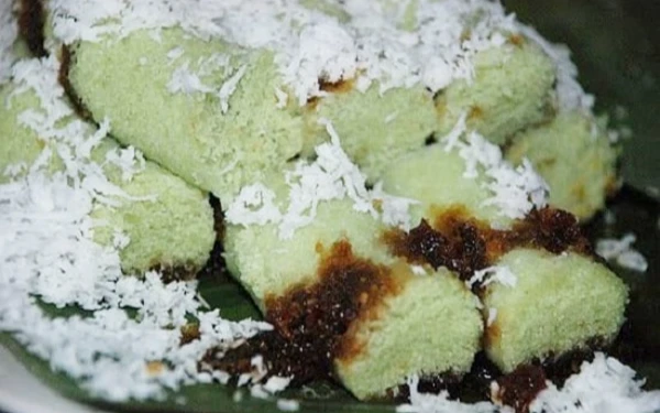 Thumbnail Berita - Hangat dan Legit, Ini 3 Tempat Kue Putu Paling Nikmat di Malang untuk Momen Natal dan Tahun Baru