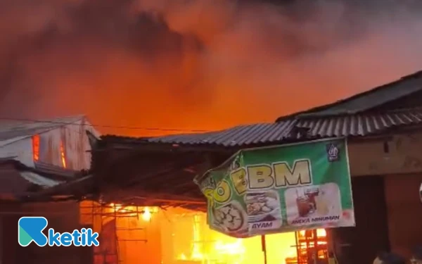 Thumbnail Berita - Si Jago Merah Ngamuk di Pasar Pagi Pemalang, Porak Poranda Kios Pakaian