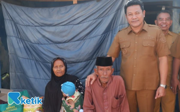 Thumbnail Berita - Bupati Sidoarjo Subandi Bantu Perbaiki Rumah Kakek Pencari Rongsokan