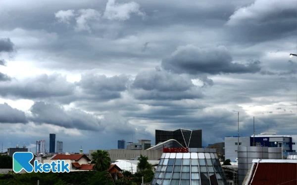 Thumbnail Berita - Prakiraan Cuaca Hari Ini 24 Desember 2025: Surabaya Hujan Petir, Malang Hujan Ringan