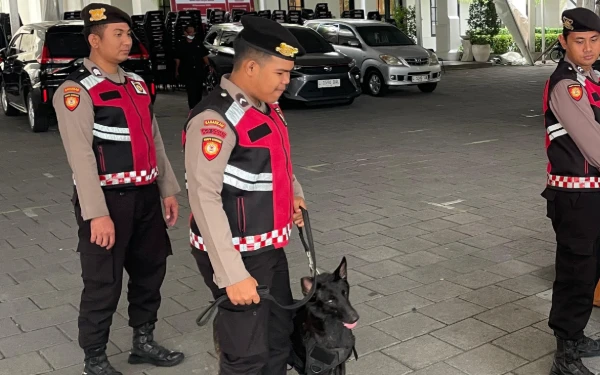 Thumbnail Berita - Operasi Lilin Semeru 2025: Unit K9 Polda Jatim Sterilisasi Gereja Pastikan Natal Aman