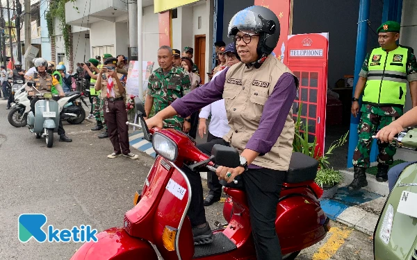Thumbnail Berita - Wali Kota Batu Cak Nur 'Nyoride' Pakai Vespa Pantau Kesiapan Pospam Nataru