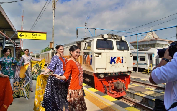 Thumbnail Berita - Rayakan Hari Ibu dan Dukung UMKM di Angkutan Nataru, KAI Daop 7 Madiun Gelar Fashion Batik dan Bazar di Stasiun Madiun