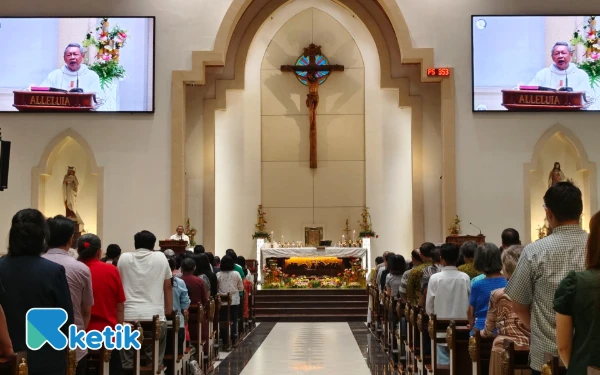 Thumbnail Berita - Refleksi Natal 2025, Romo Robertus Tri Budi Widyanto Ingatkan Perkokoh Kedamaian Keluarga