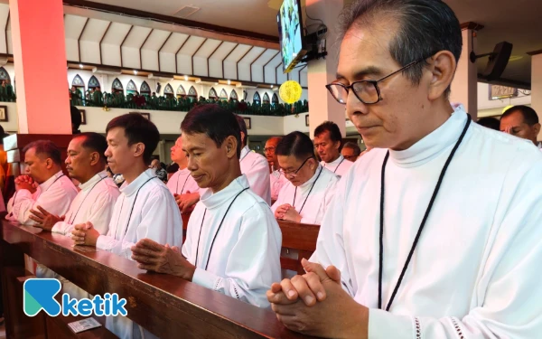 Thumbnail Berita - [FOTO] Detik-Detik Misa Natal 2025 di Gereja Katolik Santa Maria Tak Bercela