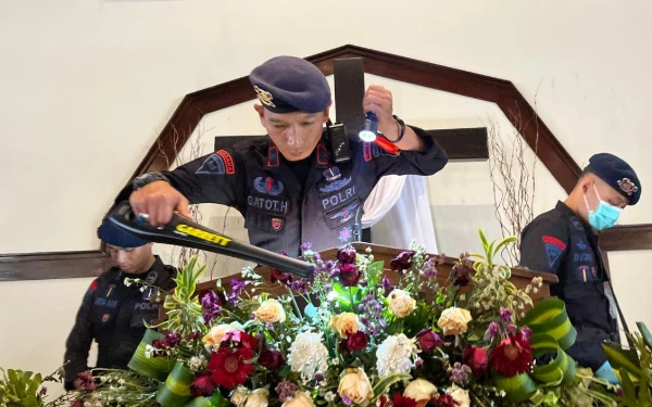Thumbnail Berita - Polda DIY Sterilisasi 40 Gereja, Pastikan Keamanan Puncak Natal 2025