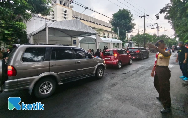 Thumbnail Berita - Sigap! Pramuka Kwarda Jatim Amankan Jalannya Misa Natal 2025 di Surabaya