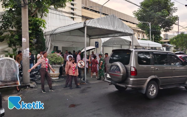 Thumbnail Berita - [FOTO] Aksi Pramuka Jaga Kedamaian Misa Natal di Gereja SMTB Surabaya