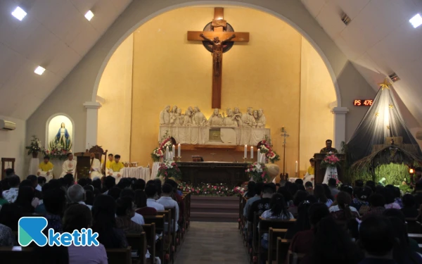 Thumbnail Berita - [FOTO] Malam Natal, Bupati Jombang Keliling Gereja dan Pos Pengamanan