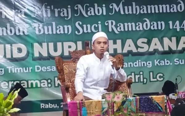 Thumbnail Berita - Undang Penceramah KH Moh Hodri, Masjid Nurul Hasanah Ganding Gelar Peringatan  Isra' Mi'raj