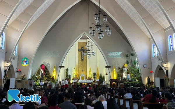 Thumbnail Berita - 'Allah Hadir Menyelamatkan Keluarga' Jadi Pesan Damai di Momen Natal dari Gereja Katedral Ijen