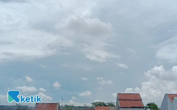 Thumbnail Berita - Kota Surabaya dan Gresik Diprediksi Hujan Ringan Hari Ini! Cek Daerahmu Sekarang